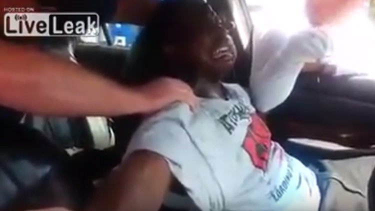 Un ladrón rompe a llorar al ser detenido por civiles con las 'manos en el volante'