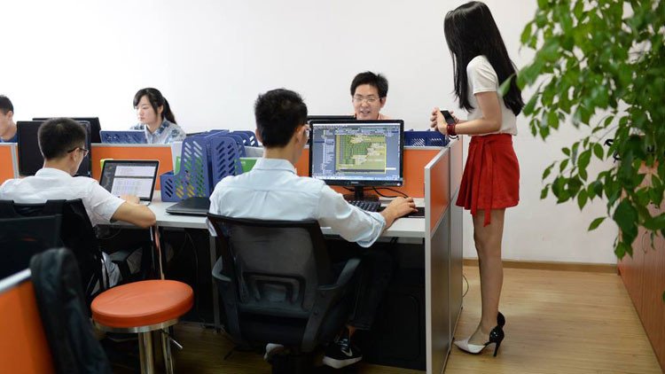 Chicas atractivas para programadores: Empresas en China emplean a 'cheerleaders'