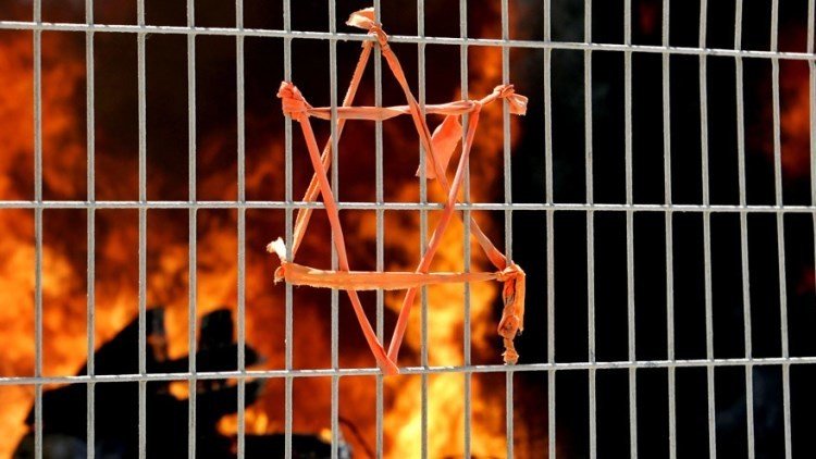 Escándalo en España: la radio estatal acusa a los judíos de promover el satanismo