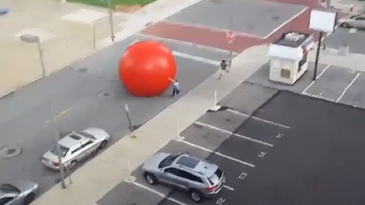Una gran bola roja siembra el pánico en las calles de Toledo