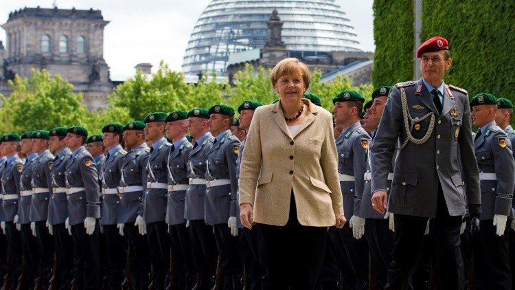 El partido de Merkel le sugiere crear un ejército europeo común en diez pasos