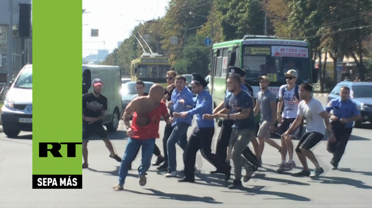 Apalizan a un hombre delante de la Policía por llevar una camiseta soviética en Járkov