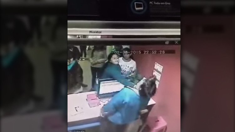 Una madre golpea a una boletera por no dejar ver a su hija un filme no apto para menores