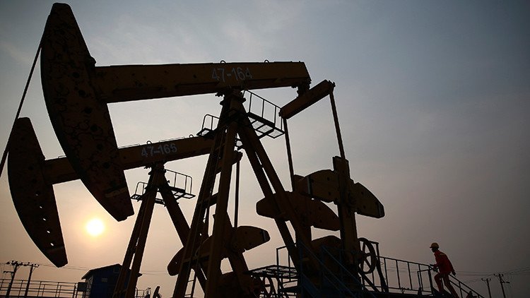 El desplome del precio del petróleo provoca 100.000 despidos