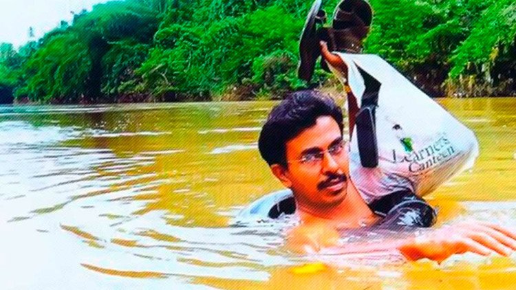 Un profesor arriesga diariamente su vida cruzando un río a nado para dar clases