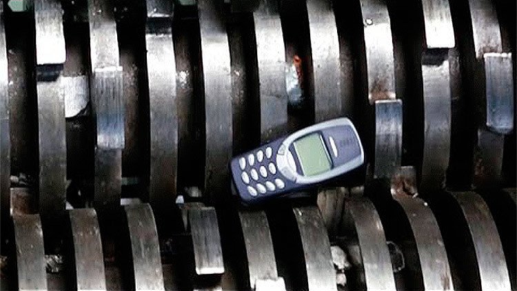 ‘Duelo’ entre el 'indestructible' Nokia 3310 y una trituradora industrial
