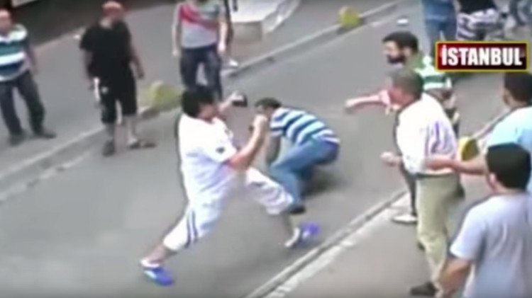 Un turista irlandés se enfrenta solo a una turba de turcos 