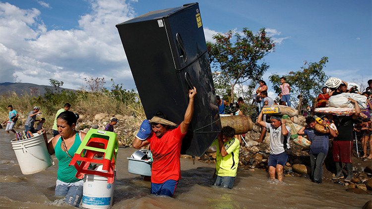 Con lo puesto: colombianos cargan lo que pueden y abandonan la zona de conflicto con Venezuela