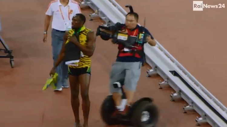 Un cámara atropella a Usain Bolt mientras celebra su victoria en Pekín 2015