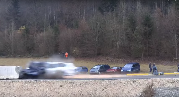 Experimento: ¿Cómo queda un auto tras chocar a 200 km/h?
