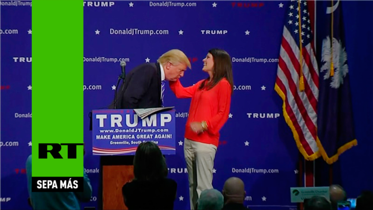 Trump reta a una mujer a que le quite la peluca 