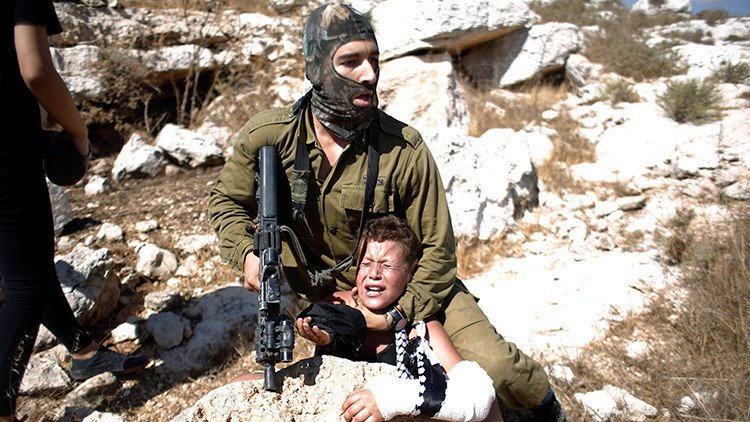 Fotos, video: Soldado israelí arresta brutalmente a un niño palestino
