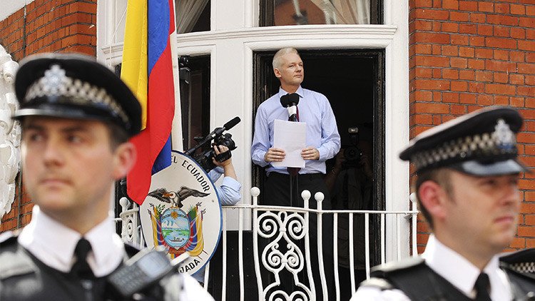 Julian Assange teme "ser atacado por un dron" si sale de la embajada de Ecuador