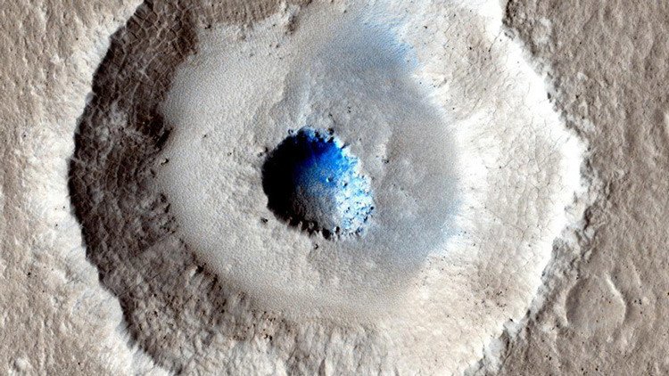 Localizan un exótico cráter marciano con un enorme bloque de hielo en el centro