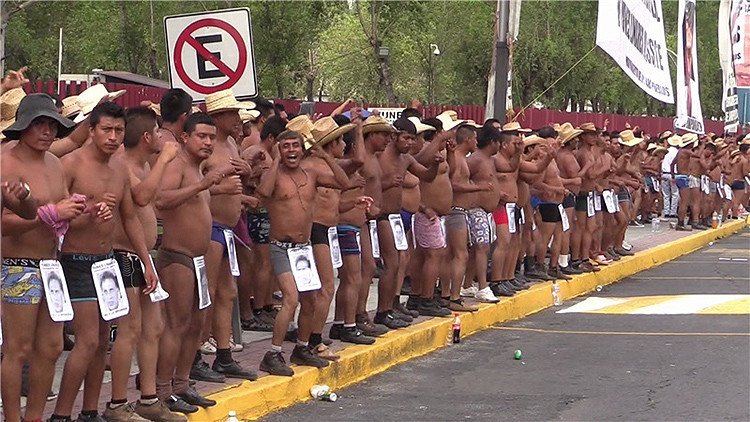 Video: Manifestantes bailan semidesnudos en la capital de México en contra de la corrupción