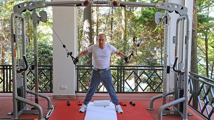 Entre las pesas y la parrilla: Putin y Medvédev se ejercitan en el gimnasio y comen asado (VIDEO)