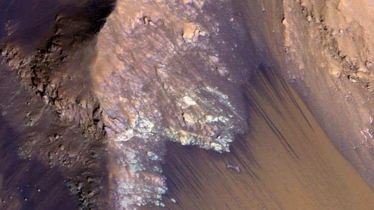 NASA muestra la imagen del flujo de agua en el Marte