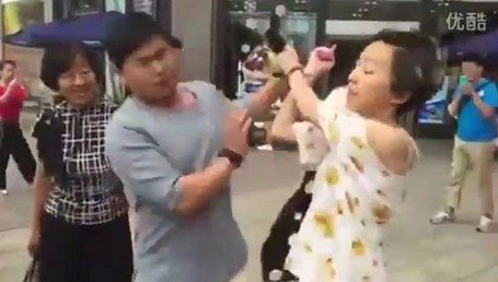 Se conocen en las redes sociales, se citan y al encontrarse se agarran a golpes por "feos"