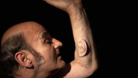 Un profesor australiano 'cultiva' una oreja en su brazo para conectarla a Internet