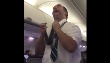 ¿Es esta la instrucción de seguridad de un vuelo más divertida de la historia?
