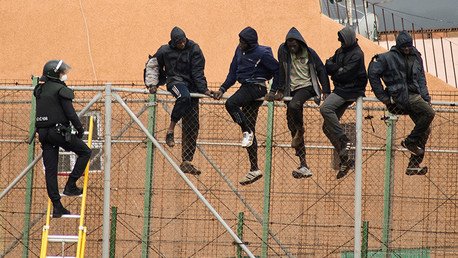 Impactante foto: Así han sido rescatados 3 inmigrantes subsaharianos en "estado límite" en España