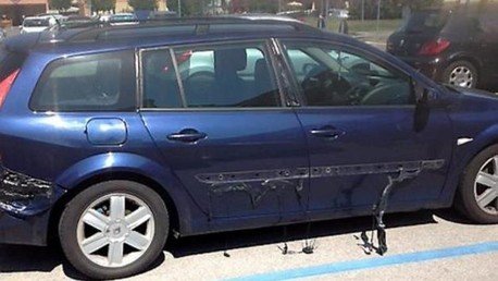 Para ver y no creer: Un coche se derrite en plena calle por las altas temperaturas