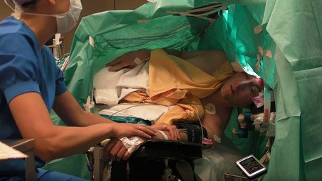 Un tenor se somete a una delicada operación de cerebro mientras canta