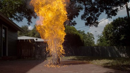 Una 'bomba' hecha con 6.000 fósforos desprende un espectacular efecto a cámara lenta