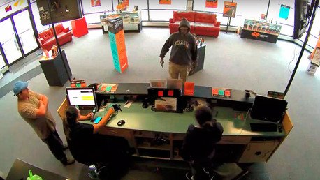 ¿Un ladrón honrado?: Asalta tienda, un cliente le ofrece dinero y no lo toma