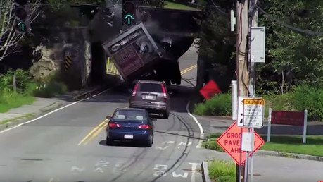 Un chofer no ve la microscópica señal de advertencia y choca contra un puente
