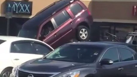 'Rendirse jamás': Un hombre hace todo lo posible para evitar que la grúa se lleve su camioneta
