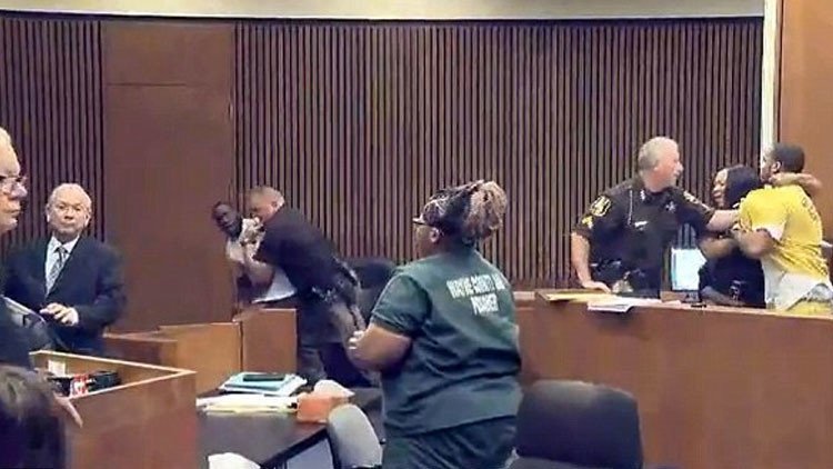 Un hombre golpea sin parar al asesino de su hija de tres años en plena corte de Detroit (Video)