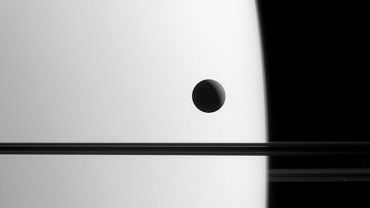 La sonda Cassini toma una imagen única de una luna de Saturno en tránsito junto a los anillos