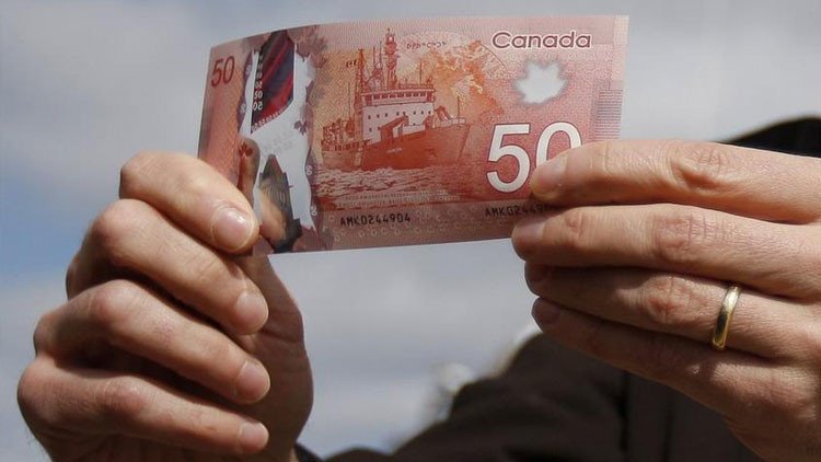 ¿Para qué los canadienses parten billetes por la mitad?