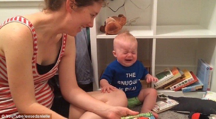 El conmovedor llanto de un bebé cada vez que terminan de leerle un cuento
