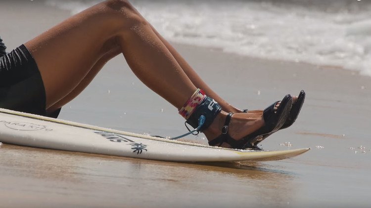 En tacones sobre las olas: una elegante surfista demuestra que todo es posible