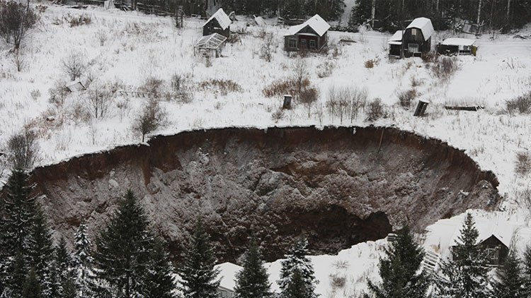 El gigante cráter 'traga casas' ruso alcanza dimensiones descomunales (Fotos)