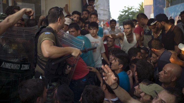 Policía griega impide con granadas de aturdimiento que afganos aborden un 'ferry' en Lesbos