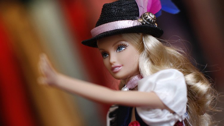 Una Barbie hípster ridiculiza en Twitter e Instagram a los usuarios de las redes