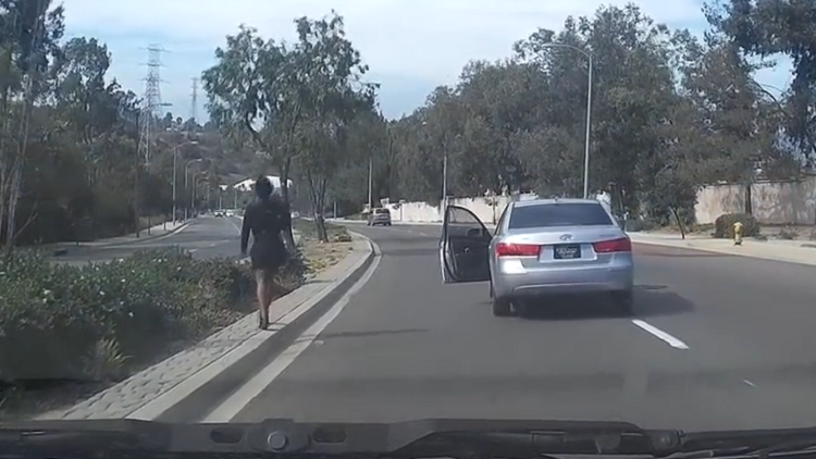 Una mujer abandona su vehículo en marcha y provoca un accidente