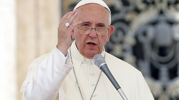 El papa acoge a familias de refugiados en el Vaticano y pide lo mismo a iglesias en Europa
