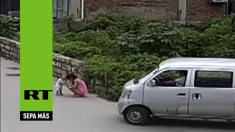  China: Un bebé sobrevive milagrosamente tras quedar atrapado bajo una furgoneta 