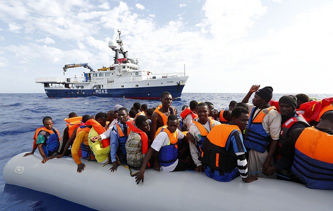 Un millonario de EE.UU. vive en un barco en pleno Mediterráneo para salvar a los inmigrantes 