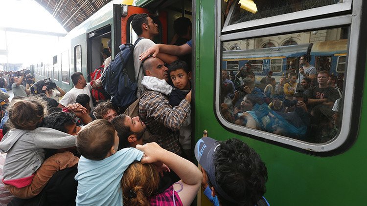 Fotos: Hungría descubre a dos terroristas del EI entre los refugidos gracias a las redes sociales