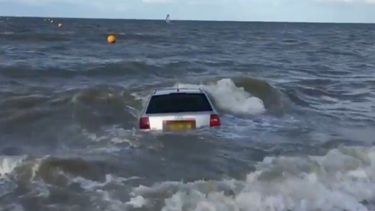 El mar ‘se traga’ un Audi A6 mal estacionado