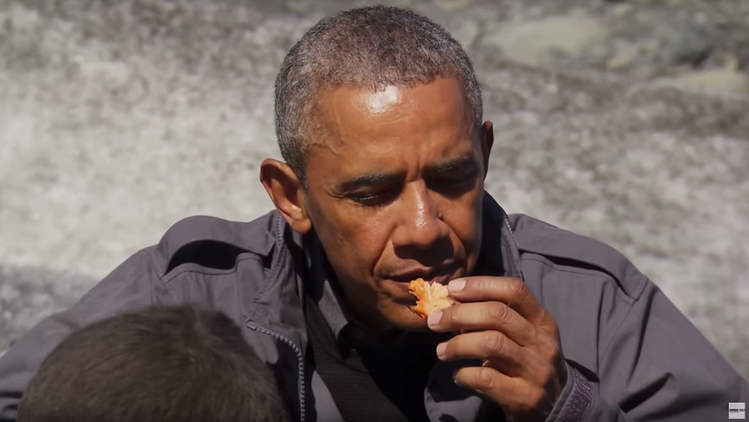 'A prueba de todo': Obama come los restos de un salmón que dejó un oso