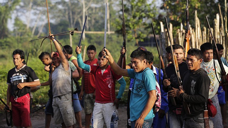 Una de las tribus más amenazadas lucha con arcos y flechas para salvar la selva amazónica