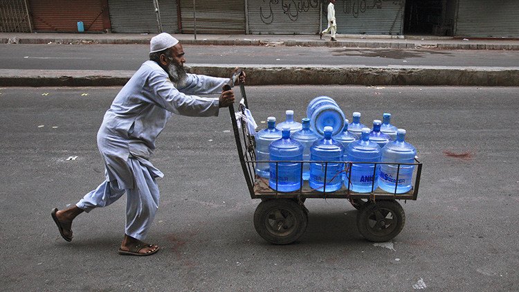 La 'mafia del agua' seca la ciudad paquistaní de Karachi