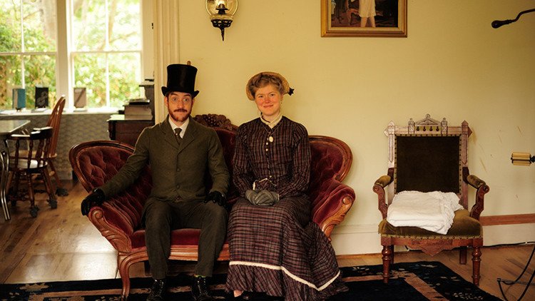 Sin móvil, coche o bombillas: Una pareja vive en la actualidad como si fuera el siglo XIX