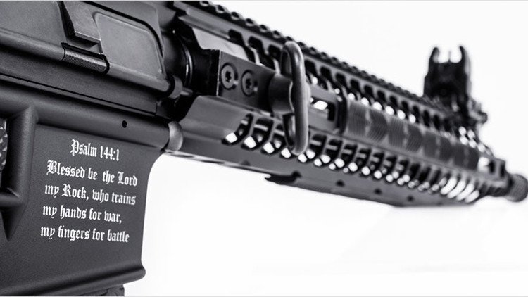 "Bendito sea Dios": EE.UU. vende el primer rifle 'cristiano'